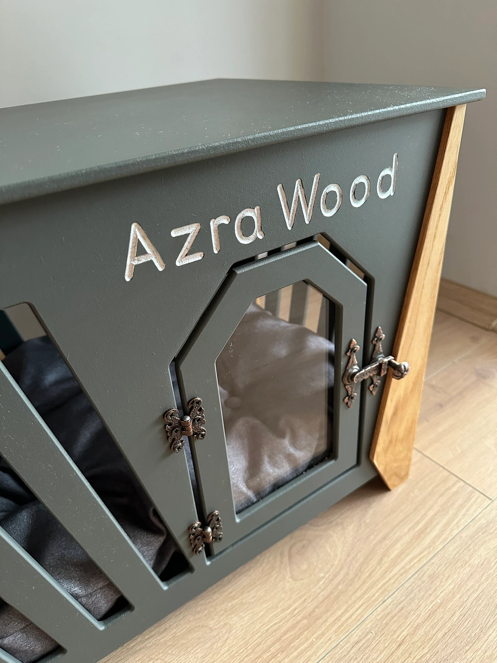 WOODEN KENNEL